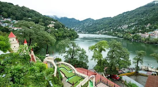 Book Delhi to Nainital Force Urbania