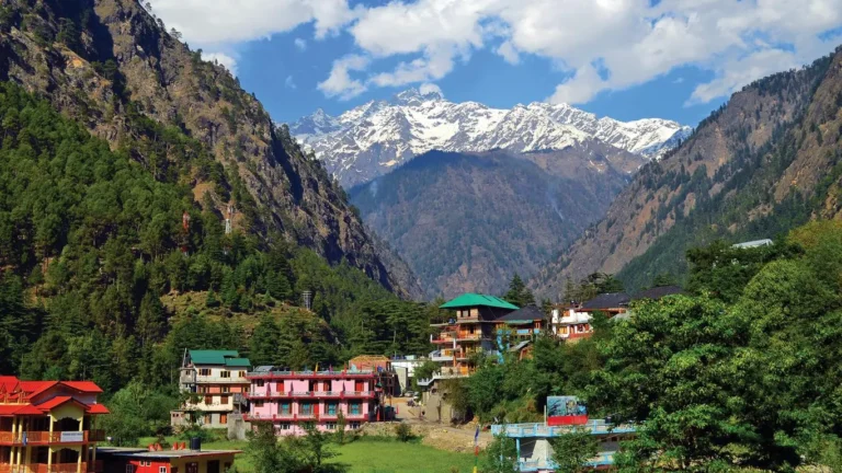 Force Urbania Hire in Delhi for Kasol Trip